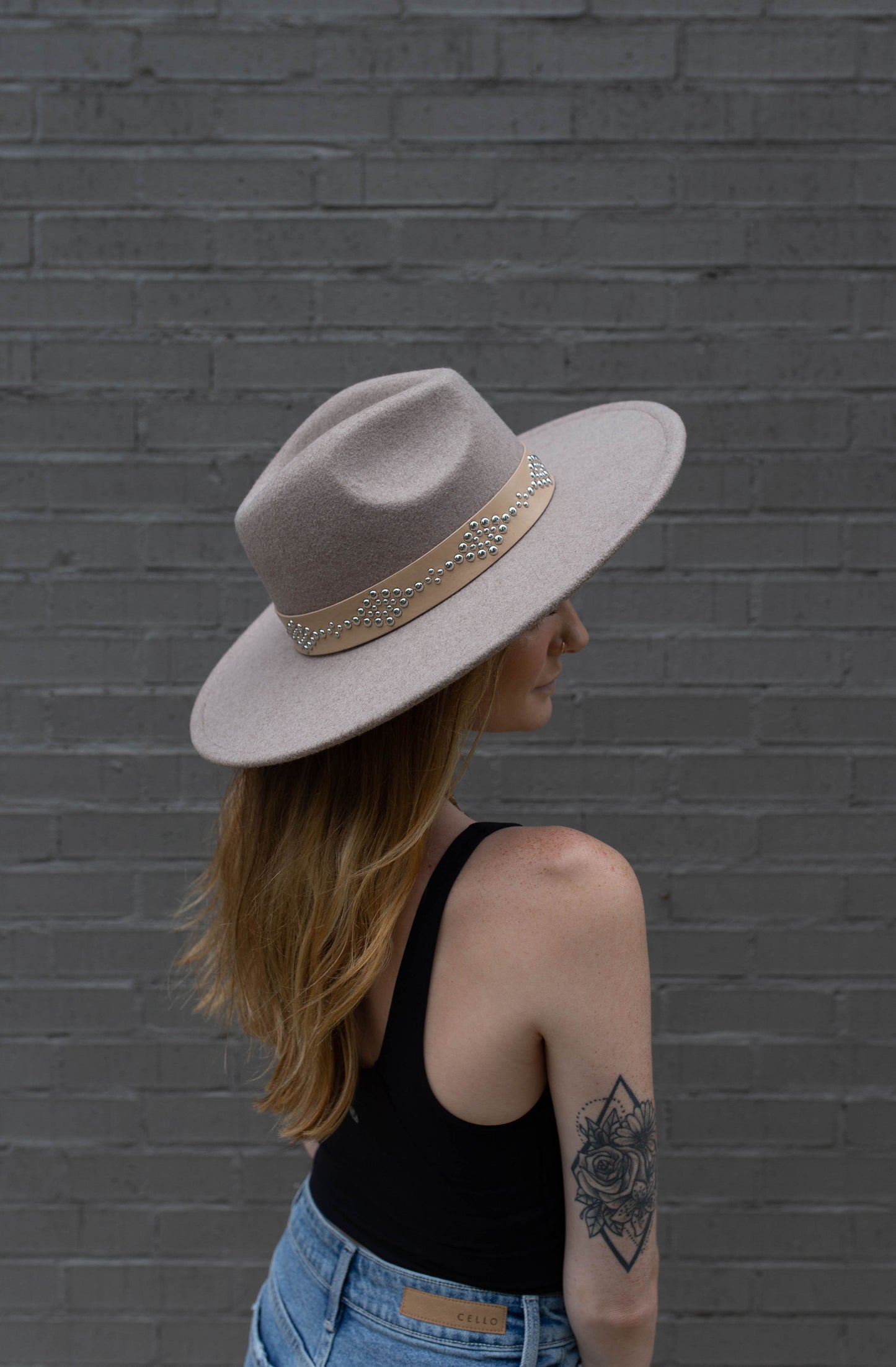 ASHEN FLAT BRIM HAT