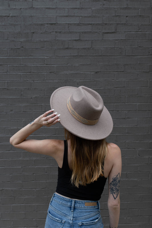 ASHEN FLAT BRIM HAT